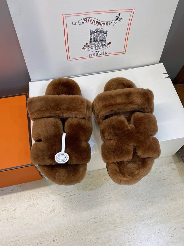 工厂P价P 莞货 顶级版 Hermers 爱马仕2025秋冬新色度假风拼色情侣款懒人毛毛鞋 H家经典平底圆头露趾保暖羊羔毛居家二舅拖鞋 材质:鞋面内里100%进