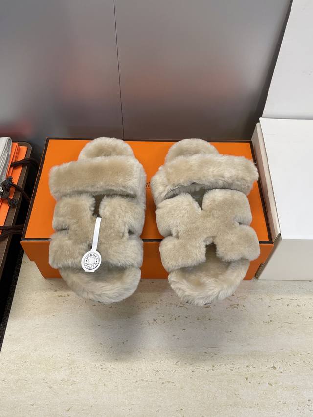 工厂P价P 莞货 顶级版 Hermers 爱马仕2025秋冬新色度假风拼色情侣款懒人毛毛鞋 H家经典平底圆头露趾保暖羊羔毛居家二舅拖鞋 材质:鞋面内里100%进