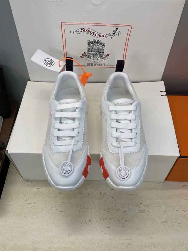 工厂P价P 配全套飞机盒 莞货 顶级版 爱马仕 Hermes 2025秋冬经典情侣款 Bouncing 休闲系带百搭运动鞋 H家厚底时尚风格拼色跑鞋 材质：鞋面