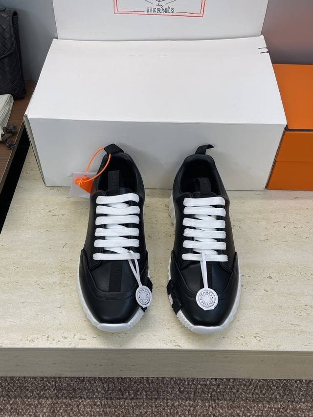 工厂P价P 配全套飞机盒 莞货 顶级版 爱马仕 Hermes 2025秋冬经典情侣款 Bouncing 休闲系带百搭运动鞋 H家厚底时尚风格拼色跑鞋 材质：鞋面