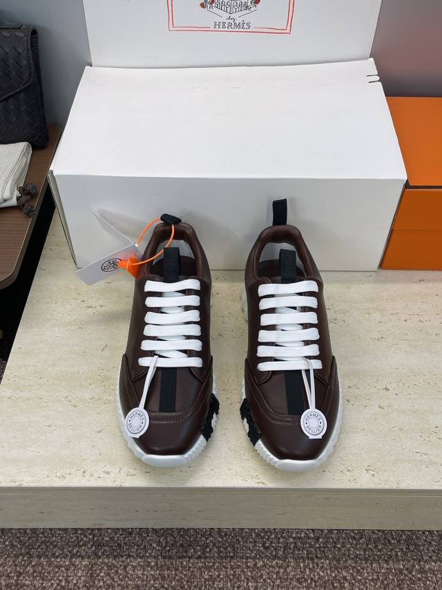 工厂P价P 配全套飞机盒 莞货 顶级版 爱马仕 Hermes 2025秋冬经典情侣款 Bouncing 休闲系带百搭运动鞋 H家厚底时尚风格拼色跑鞋 材质：鞋面
