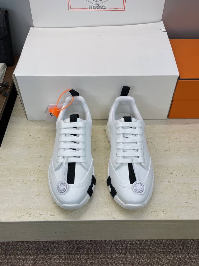 工厂P价P 配全套飞机盒 莞货 顶级版 爱马仕 Hermes 2025秋冬经典情侣款 Bouncing 休闲系带百搭运动鞋 H家厚底时尚风格拼色跑鞋 材质：鞋面