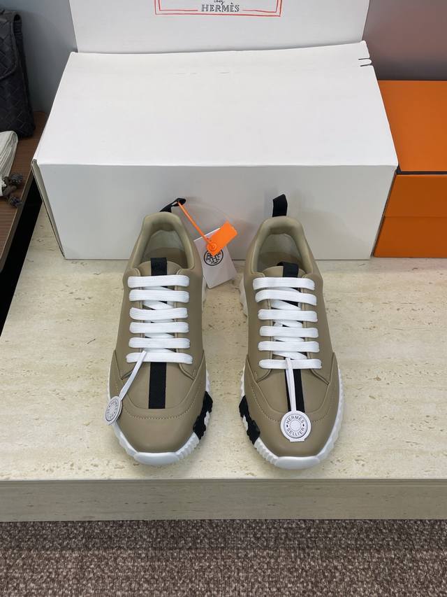 工厂P价P 配全套飞机盒 莞货 顶级版 爱马仕 Hermes 2025秋冬经典情侣款 Bouncing 休闲系带百搭运动鞋 H家厚底时尚风格拼色跑鞋 材质：鞋面