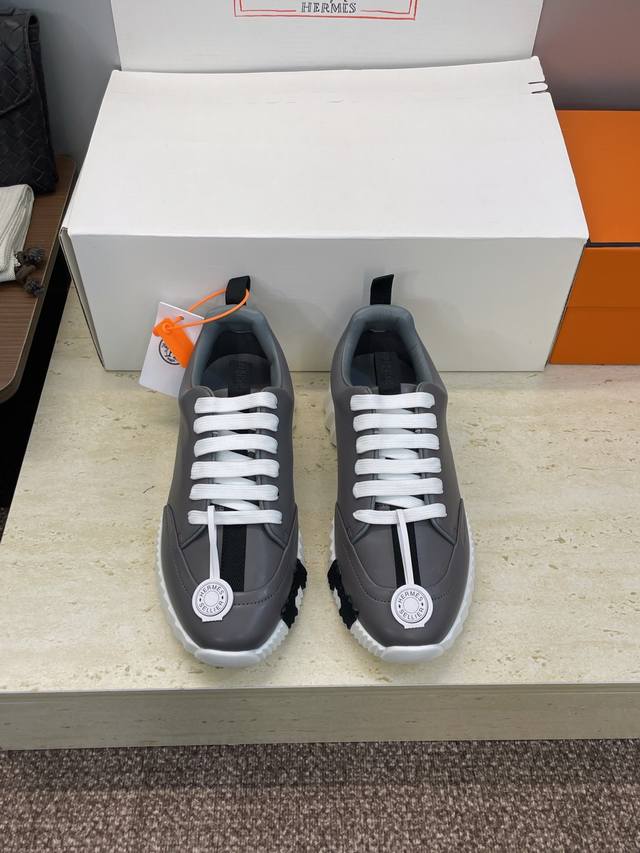 工厂P价P 配全套飞机盒 莞货 顶级版 爱马仕 Hermes 2025秋冬经典情侣款 Bouncing 休闲系带百搭运动鞋 H家厚底时尚风格拼色跑鞋 材质：鞋面