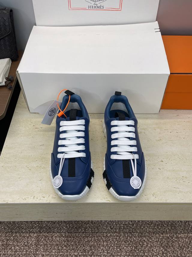 工厂P价P 配全套飞机盒 莞货 顶级版 爱马仕 Hermes 2025秋冬经典情侣款 Bouncing 休闲系带百搭运动鞋 H家厚底时尚风格拼色跑鞋 材质：鞋面
