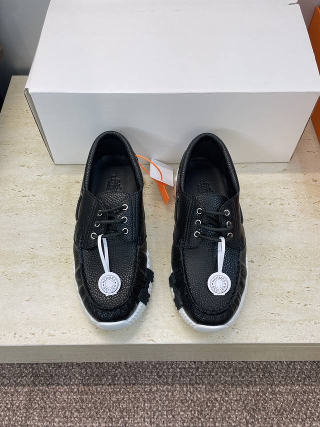 工厂P价P 配全套飞机盒 莞货 顶级版 爱马仕 Hermes 2025秋冬经典情侣款 Bouncing 休闲系带百搭运动鞋 H家厚底时尚风格拼色跑鞋 材质：鞋面