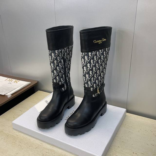 工厂P价P Dior 迪奥2025 秋冬新款D-Quest系列朋克风藤格纹电绣女靴 明星同款Cd字母Logo五金皮带扣机车靴 低跟厚底圆头侧拉链骑士中筒靴 材质