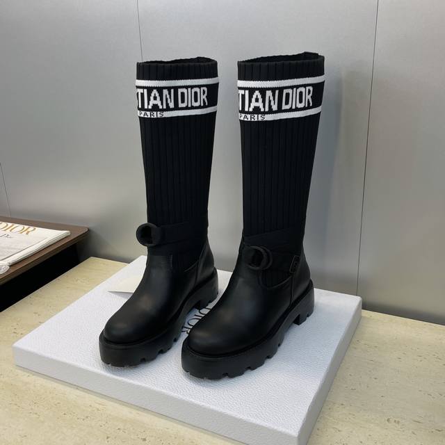 工厂P价P Dior 迪奥 Cd 2025秋冬新款高定海报款D-Major电绣拼色字母Logo圆头弹力毛线中筒女靴 明星同款低跟一脚蹬骑士军靴 材质：鞋面进口小