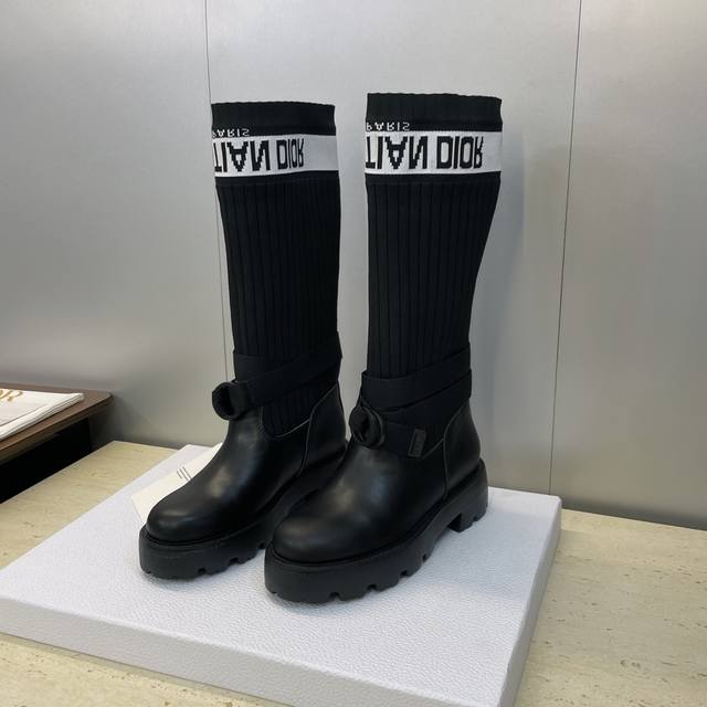 工厂P价P Dior 迪奥 Cd 2025秋冬新款高定海报款D-Major电绣拼色字母Logo圆头弹力毛线中筒女靴 明星同款低跟一脚蹬骑士军靴 材质：鞋面进口小
