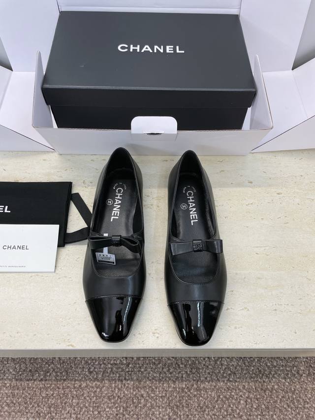 工厂P价P 莞货 顶级代购版 Chanel 香奈儿 2025秋冬新款玛丽珍芭蕾舞娃娃女鞋 小香字母Logo平底圆头蝴蝶结拼色单鞋 材质:鞋面进口全粒面羊皮+水染