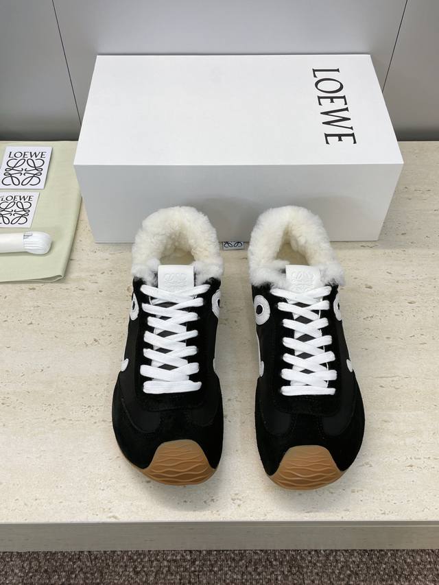 工厂P价P女码 男码 罗意威 Loewe 2025秋冬新款 Ballet Runner2.0情侣款厚底系带防寒保暖毛毛德训鞋 明星同款字母Logo拼色阿甘休闲运