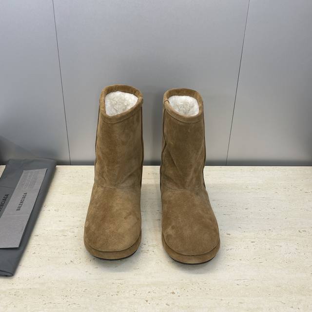 工厂P价P Balenciaga 2025秋冬新款防寒保暖羊皮毛一体女靴 巴黎世家明星同款字母Logo厚底圆头一脚蹬雪地靴 材质：鞋面进口牛猄皮+100%羊羔毛