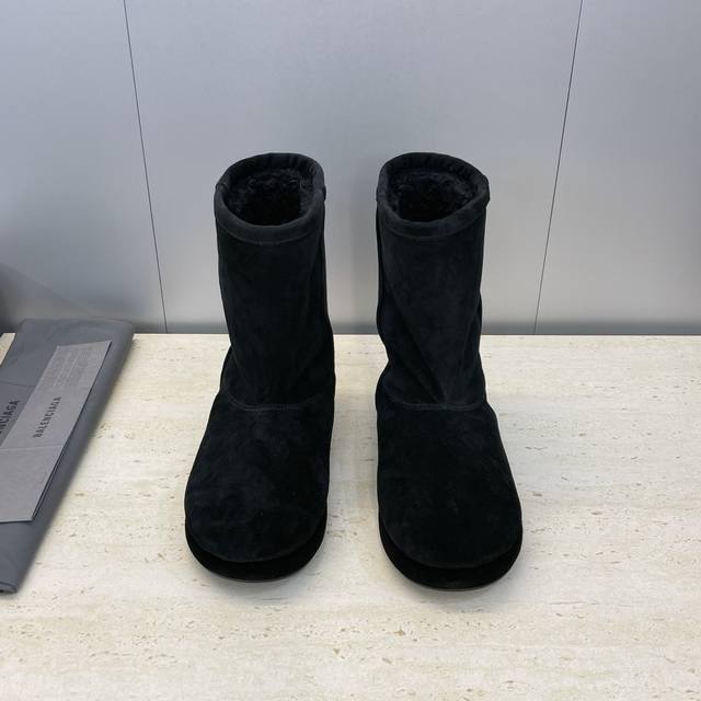 工厂P价P Balenciaga 2025秋冬新款防寒保暖羊皮毛一体女靴 巴黎世家明星同款字母Logo厚底圆头一脚蹬雪地靴 材质:鞋面进口牛猄皮+100%羊羔毛 工厂P价P Balenciaga 2025秋冬新款防寒保暖羊皮毛一体女靴 巴黎世家明星同款字母Logo厚底圆头一脚蹬雪地靴 材质:鞋面进口牛猄皮+100%羊羔毛