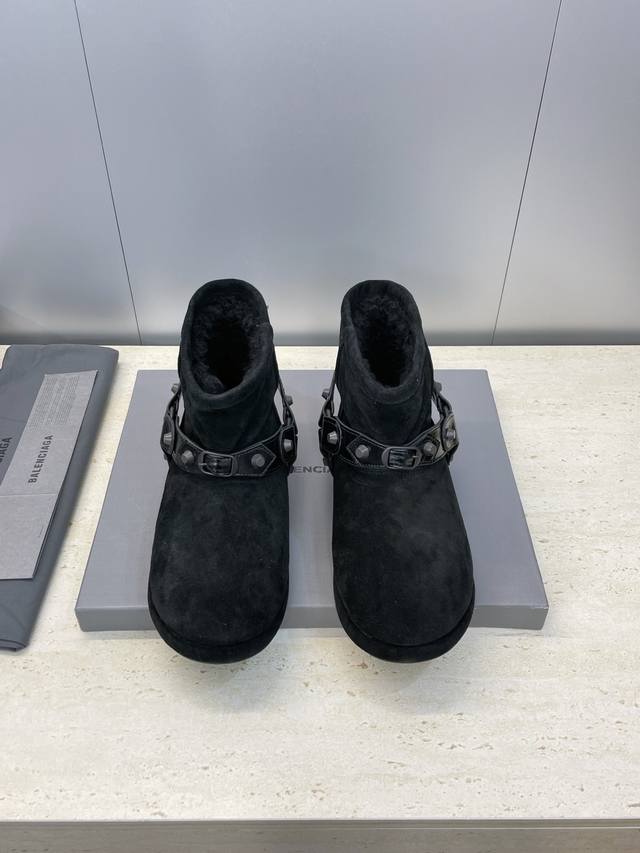 工厂P价P Balenciaga 2025秋冬新款朋克风格防寒保暖羊皮毛一体女靴 巴黎世家明星同款字母Logo厚底圆头铆钉皮带扣雪地靴 材质：鞋面进口牛猄皮+1