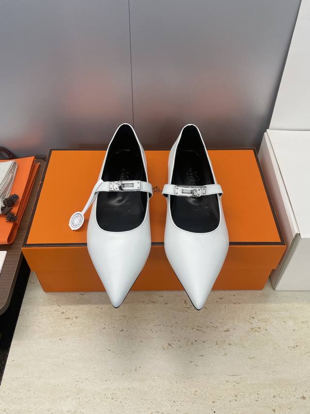 工厂P价P 莞货 代购级 爱马仕 Hermes 2025秋冬新款 Lover 拼色女鞋 H家经典Kelly五金皮带平底尖头气质单鞋 材质：鞋面进口小牛皮 +水染