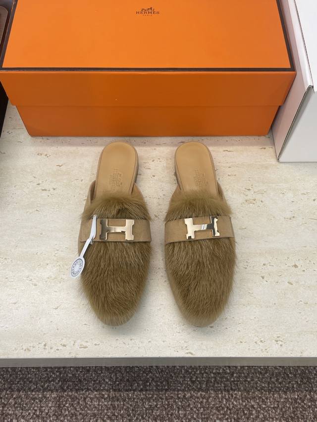 工厂P价P 莞货 代购级 Hermes 爱马仕 2025秋冬新款Royal 拼色低跟羊羔毛女鞋 H家字母Logo五金扣平底圆头防寒保暖穆勒拖鞋 材质：进口小牛皮