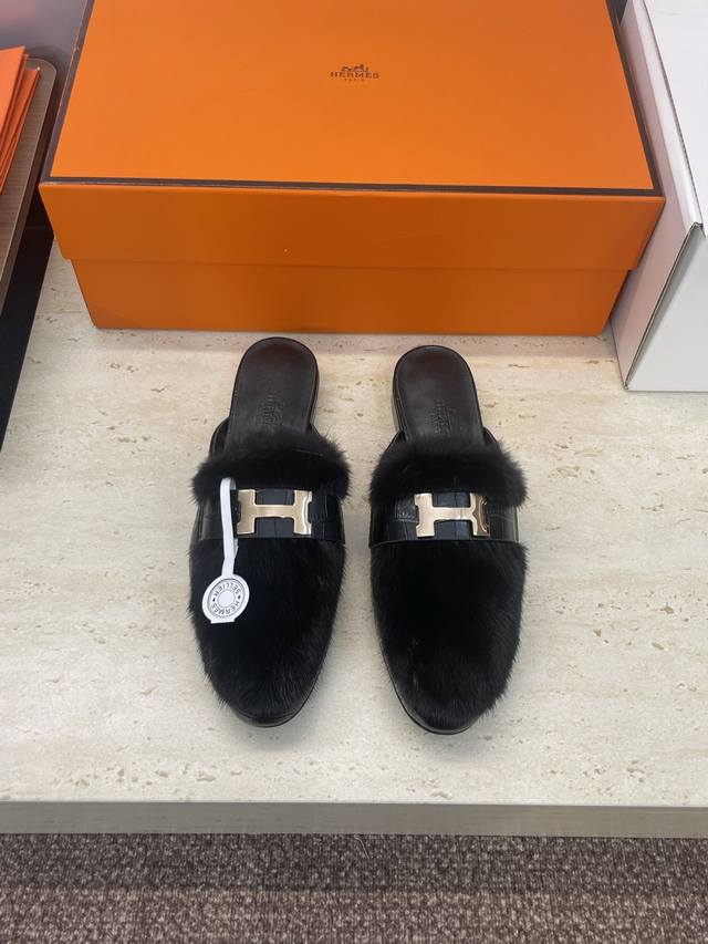 工厂P价P 莞货 代购级 Hermes 爱马仕 2025秋冬新款Royal 拼色低跟羊羔毛女鞋 H家字母Logo五金扣平底圆头防寒保暖穆勒拖鞋 材质：进口小牛皮