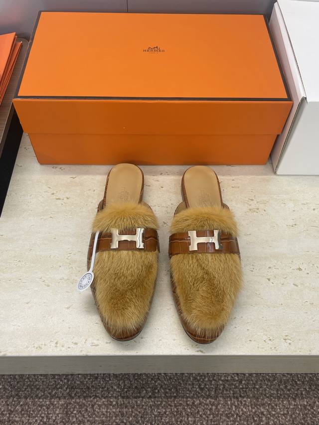 工厂P价P 莞货 代购级 Hermes 爱马仕 2025秋冬新款Royal 拼色低跟羊羔毛女鞋 H家字母Logo五金扣平底圆头防寒保暖穆勒拖鞋 材质：进口小牛皮