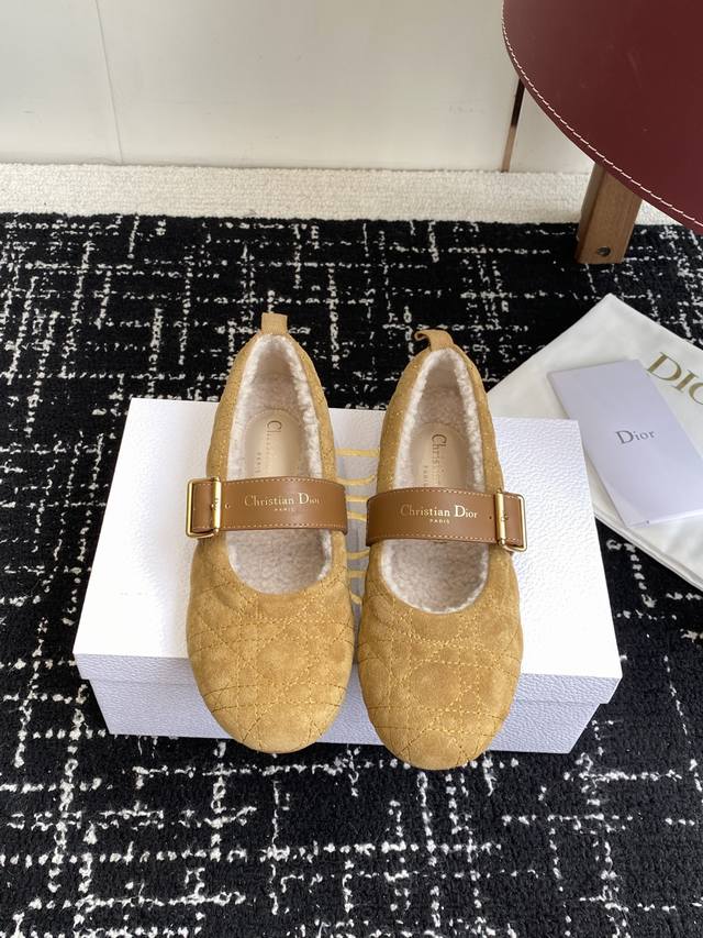 代购级 Dior 25Ss 秋冬新品 羊毛玛丽珍 芭蕾舞鞋 新品Dior格纹芭蕾舞 好乖啊～ 芭蕾鞋经典的迪奥藤格纹元素 罗纹蝴蝶结上加了Cd细节的珍珠设计精致
