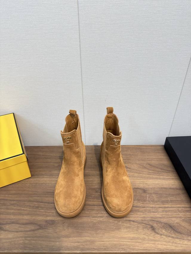 Fendi芬迪2025 Ss秋冬新款中靴直筒靴 短筒靴 长靴 胎牛皮 芬迪又出美靴啦 头层牛皮面料搭配F家经典老花、牛绒压花 牛皮位全油边、后包高周波压印 机车