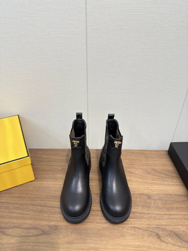 Fendi芬迪2025 Ss秋冬新款中靴直筒靴 短筒靴 长靴 胎牛皮 芬迪又出美靴啦 头层牛皮面料搭配F家经典老花、牛绒压花 牛皮位全油边、后包高周波压印 机车