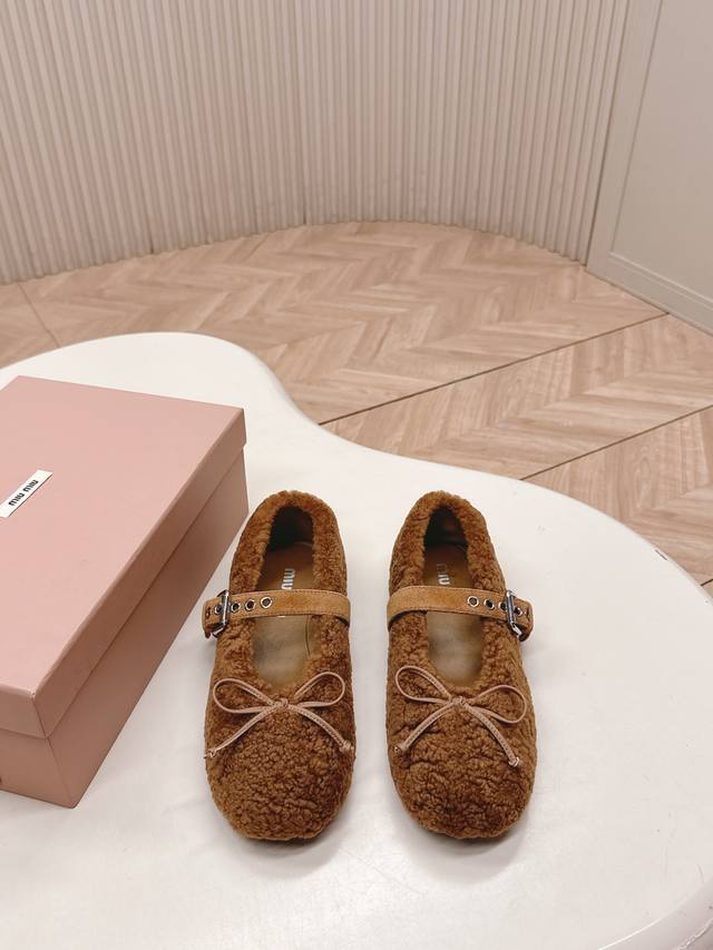 出 Miumiu 缪缪2025Ss秋冬走秀款一脚蹬驾车鞋加毛乐福鞋毛毛鞋 时尚可爱 这款永不过时的乐福鞋搭配印第安复古风格设计，彰显别具一格的经典格调。 上脚非