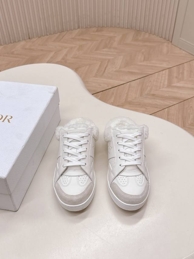 出 Dior 迪奥 秋冬新款毛毛拖鞋半拖 经典高级优雅温柔随心所欲 ～ 上脚超级无敌好看舒服 彰显气质 面料：进口羊卷毛 柔软舒适 内里：羊毛 鞋底：原版大底