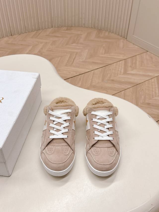 出 Dior 迪奥 秋冬新款毛毛拖鞋半拖 经典高级优雅温柔随心所欲 ～ 上脚超级无敌好看舒服 彰显气质 面料：进口羊卷毛 柔软舒适 内里：羊毛 鞋底：原版大底