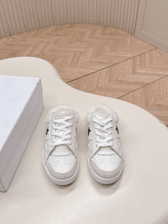 出 Dior 迪奥 秋冬新款毛毛拖鞋半拖 经典高级优雅温柔随心所欲 ～ 上脚超级无敌好看舒服 彰显气质 面料：进口羊卷毛 柔软舒适 内里：羊毛 鞋底：原版大底