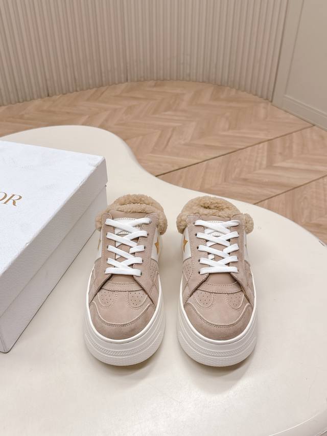 出 Dior 迪奥 秋冬新款毛毛厚底拖鞋半拖 经典高级优雅温柔随心所欲 ～ 上脚超级无敌好看舒服 厚底显瘦增高更彰显气质 面料：进口羊卷毛 柔软舒适 内里：羊毛