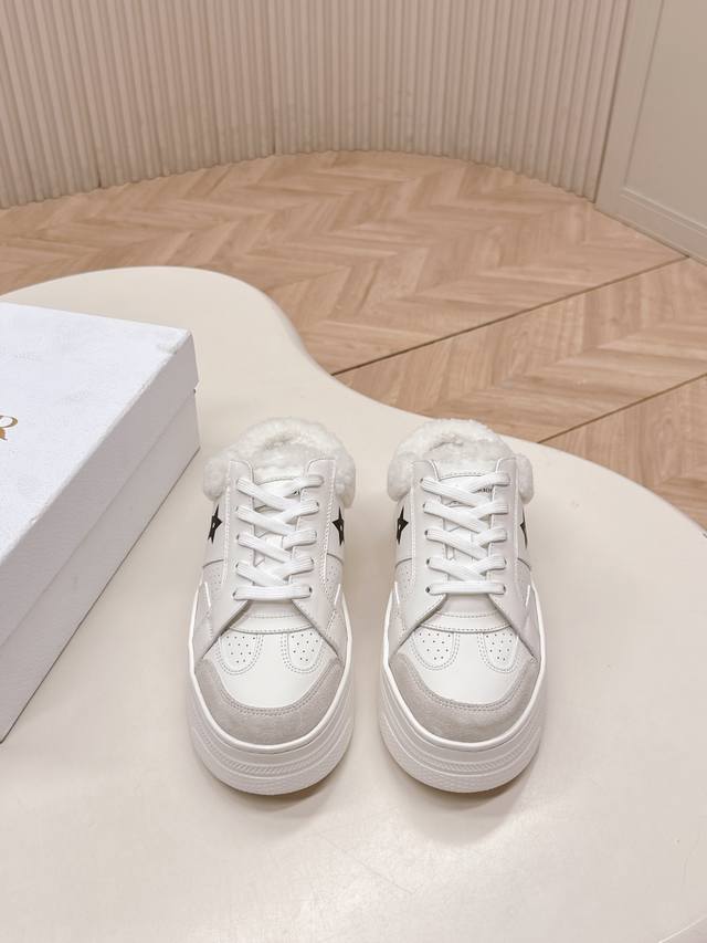 出 Dior 迪奥 秋冬新款毛毛厚底拖鞋半拖 经典高级优雅温柔随心所欲 ～ 上脚超级无敌好看舒服 厚底显瘦增高更彰显气质 面料：进口羊卷毛 柔软舒适 内里：羊毛