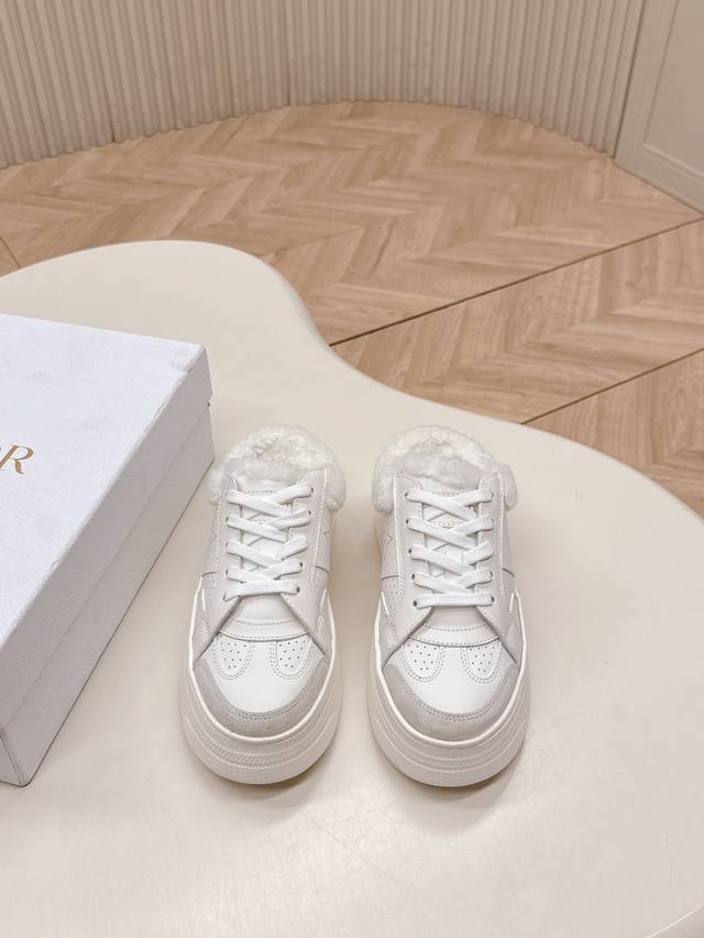 出 Dior 迪奥 秋冬新款毛毛厚底拖鞋半拖 经典高级优雅温柔随心所欲 ～ 上脚超级无敌好看舒服 厚底显瘦增高更彰显气质 面料：进口羊卷毛 柔软舒适 内里：羊毛