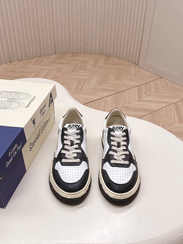出 男款10 Autry 纯原 25年最值得入的的复古 情侣款 脏脏 小白鞋 一双被韩国欧尼们穿火的小白鞋，相信很多热爱小白鞋的潮流人士对这个品牌应该都不会陌生