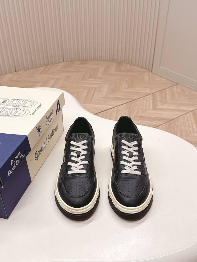 出 男款10 Autry 纯原 25年最值得入的的复古 情侣款 脏脏 小白鞋 一双被韩国欧尼们穿火的小白鞋，相信很多热爱小白鞋的潮流人士对这个品牌应该都不会陌生