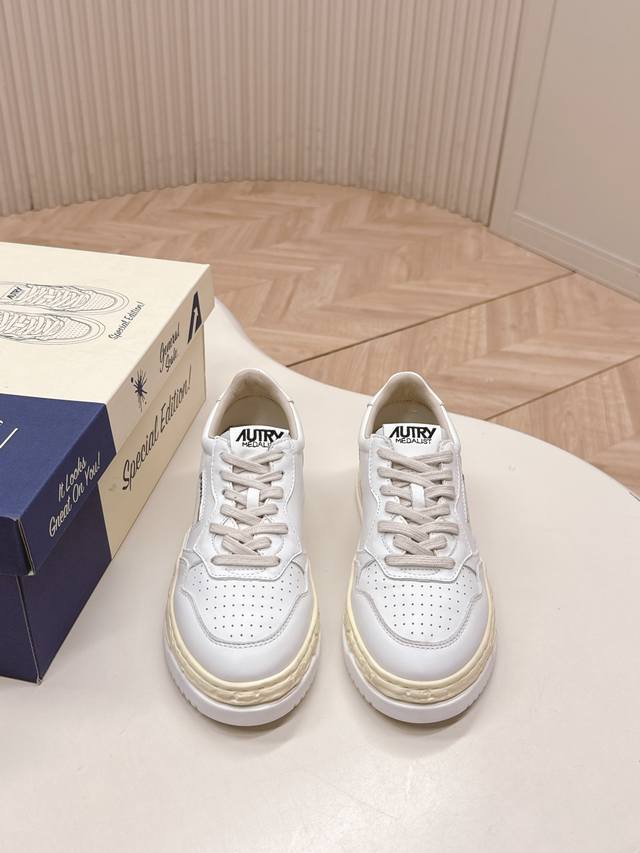 出 男款10 Autry 纯原 25年最值得入的的复古 情侣款 脏脏 小白鞋 一双被韩国欧尼们穿火的小白鞋，相信很多热爱小白鞋的潮流人士对这个品牌应该都不会陌生