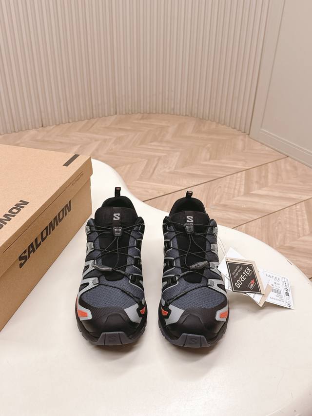 出 Salomon萨洛蒙2025秋冬新款3D-V9新色系跑步鞋休闲运动鞋 未来感皮条纹 上脚实感:中底搭载全掌玻璃纤维能量板和超厚弹性泡沫中底，跑动时推进力十足