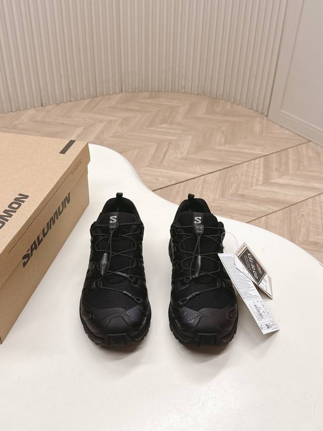 出 Salomon萨洛蒙2025秋冬新款3D-V9新色系跑步鞋休闲运动鞋 未来感皮条纹 上脚实感:中底搭载全掌玻璃纤维能量板和超厚弹性泡沫中底，跑动时推进力十足