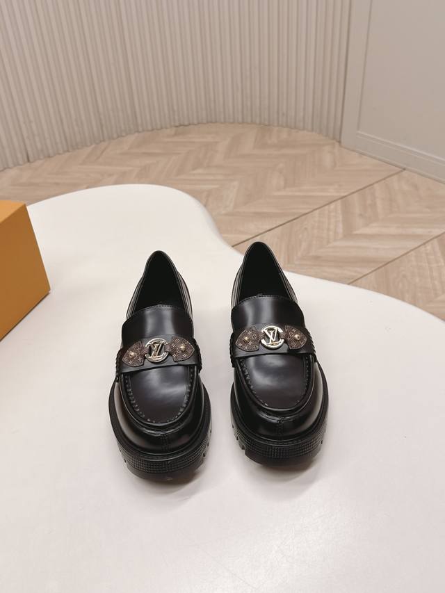 高版 出 Lv驴牌 26春款 新款单鞋小皮鞋 乐福鞋 楦型百搭瘦脚Yyds.造型立体饱满，帅气十足 上脚舒适 非常复古风、气场十足，原版老花加金属链条设计风格非