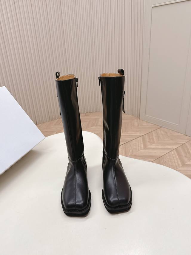 牛皮面出 Mm6 25冬最新款高筒靴 超好看，整体设计和做工用料，不仅让它的质感超级棒，而且穿着舒适度也是一流的，经典斜方头搭配细高跟，气质性感 上脚非常修饰腿