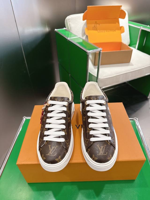 顶级版本 K007 Louis Vuitton 路易威登Time Out休闲板鞋 小白鞋 本款Time Out运动鞋拼接牛皮革与 Monogram 丹宁布，与当