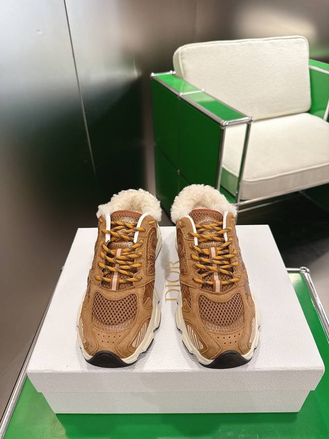 K020 Dior 迪奥Dior Vibe 运动鞋 这款 Dior Vibe 运动鞋融入 Dior 的高订精神，重新诠释经典跑鞋。白色网眼织物饰以 Obliqu