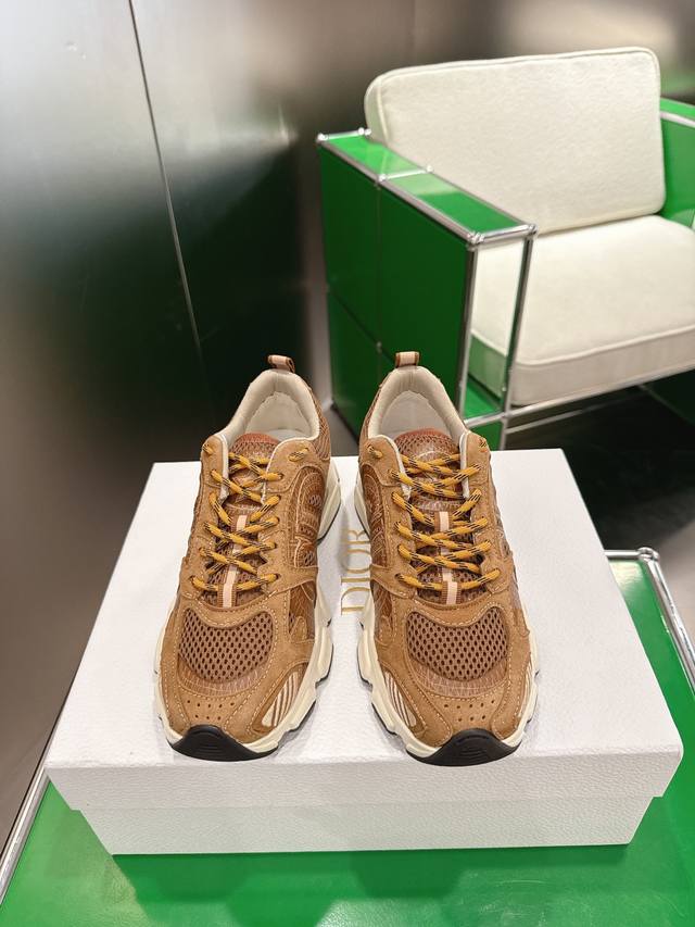 K020 Dior 迪奥Dior Vibe 运动鞋 这款 Dior Vibe 运动鞋融入 Dior 的高订精神，重新诠释经典跑鞋。白色网眼织物饰以 Obliqu
