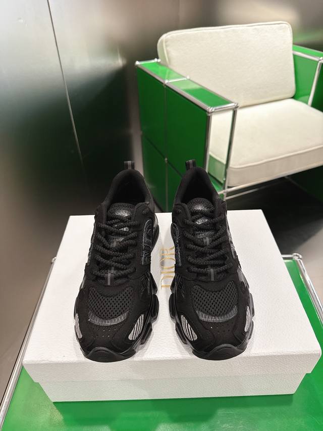 Dior 迪奥Dior Vibe 运动鞋 迪家新款花色官网同步更新啦 这款 Dior Vibe 运动鞋融入 Dior 的高订精神，重新诠释经典跑鞋。白色网眼织物