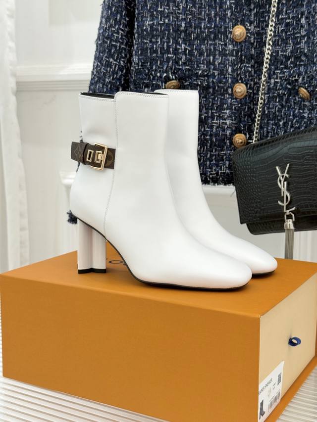 厂价 驴牌25Wf秋冬新品老花皮带扣方头 粗跟短靴 感受先锋设计与经典格调的激情碰撞 让足下生风 成为街头焦点。 经典老花与现代时尚碰撞出火花 每一步都踏出品牌