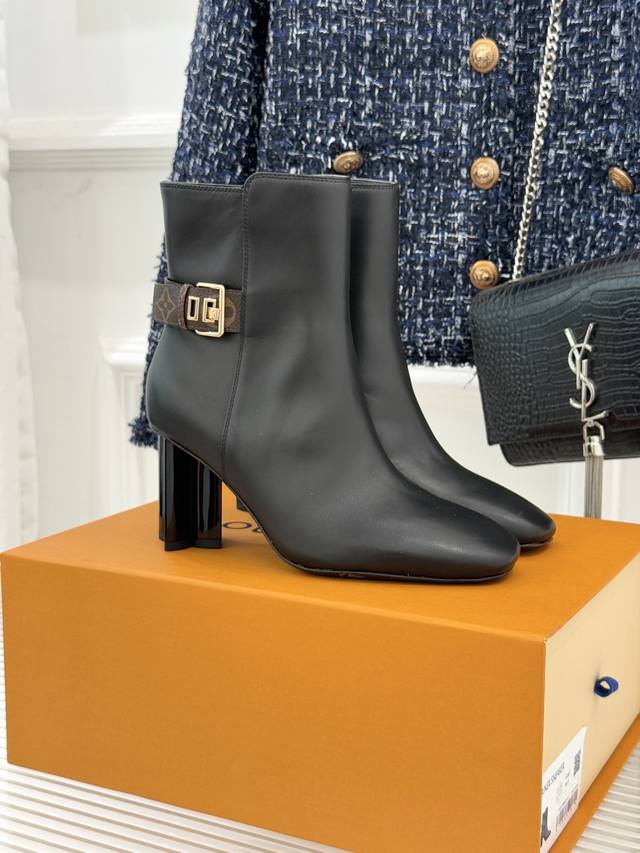 厂价 驴牌25Wf秋冬新品老花皮带扣方头 粗跟短靴 感受先锋设计与经典格调的激情碰撞 让足下生风 成为街头焦点。 经典老花与现代时尚碰撞出火花 每一步都踏出品牌