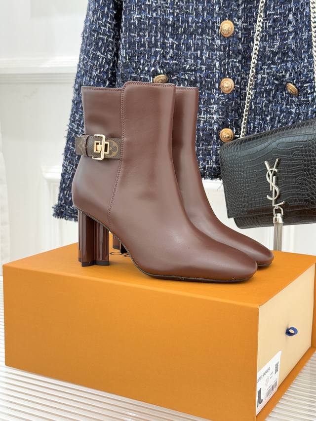 厂价 驴牌25Wf秋冬新品老花皮带扣方头 粗跟短靴 感受先锋设计与经典格调的激情碰撞 让足下生风 成为街头焦点。 经典老花与现代时尚碰撞出火花 每一步都踏出品牌