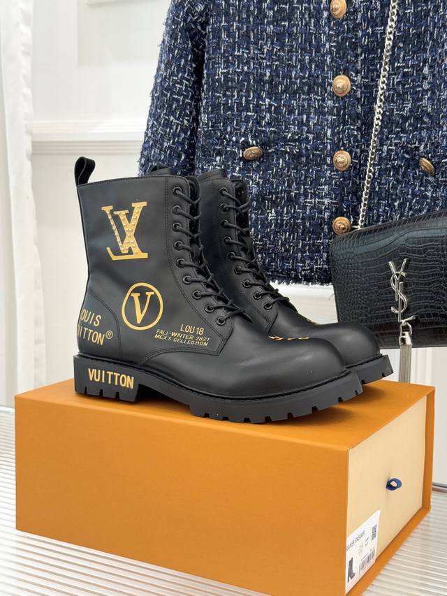 厂价 驴牌25Wf秋冬新品印花厚底情侣款 马丁靴短靴 当多种印花图腾邂逅英伦机车廓形 这款马丁靴以跨时代美学重塑潮流规则 多种样式交织四叶花与Lv字母 每道纹路