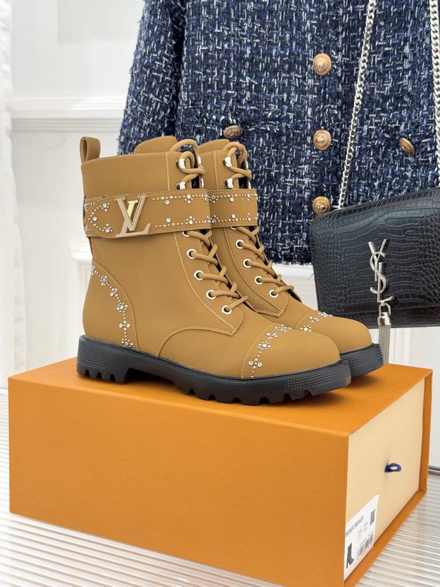 厂价 驴牌25Wf秋冬新品水钻Lv皮带扣 厚底马丁靴 当马丁靴的率性基因邂逅Lv的奢华密码 这款水钻皮带扣厚底短靴以颠覆性设计 重新定义秋冬潮流标杆。 品牌标志
