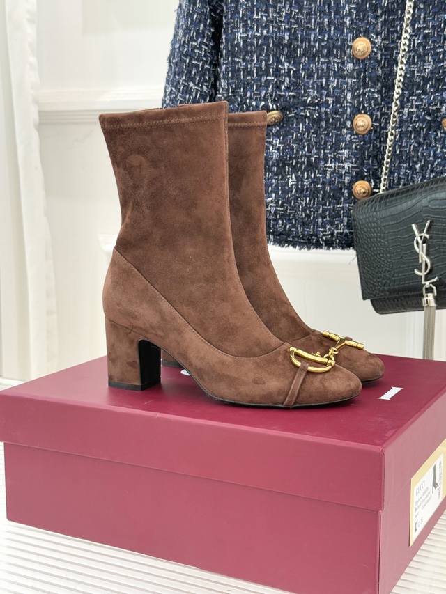 厂价 Gucci 古驰25Wf新品马衔扣粗跟 弹力靴短靴 以标志性美学重塑冬日踝间格调。 浅金色调马衔扣缀于靴面 复刻品牌七十载经典符号 每一处金属肌理都藏着奢