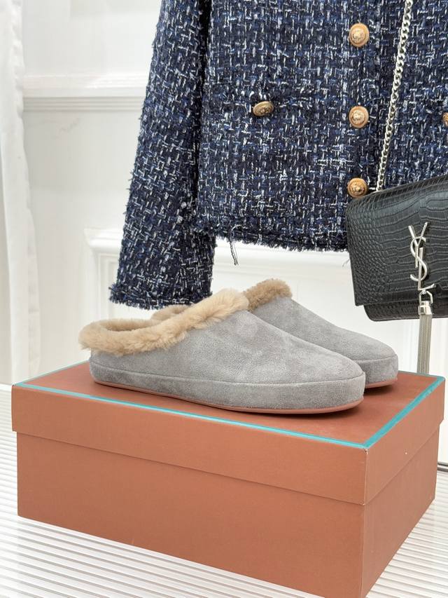 厂价 Loro Piana Lp70Wf新品情侣款复古 羊毛休闲半拖 当意式慵懒撞上复古风潮， 这款半拖便成了日常里的优雅注脚。 精选细腻羊毛织就鞋内 触感如云